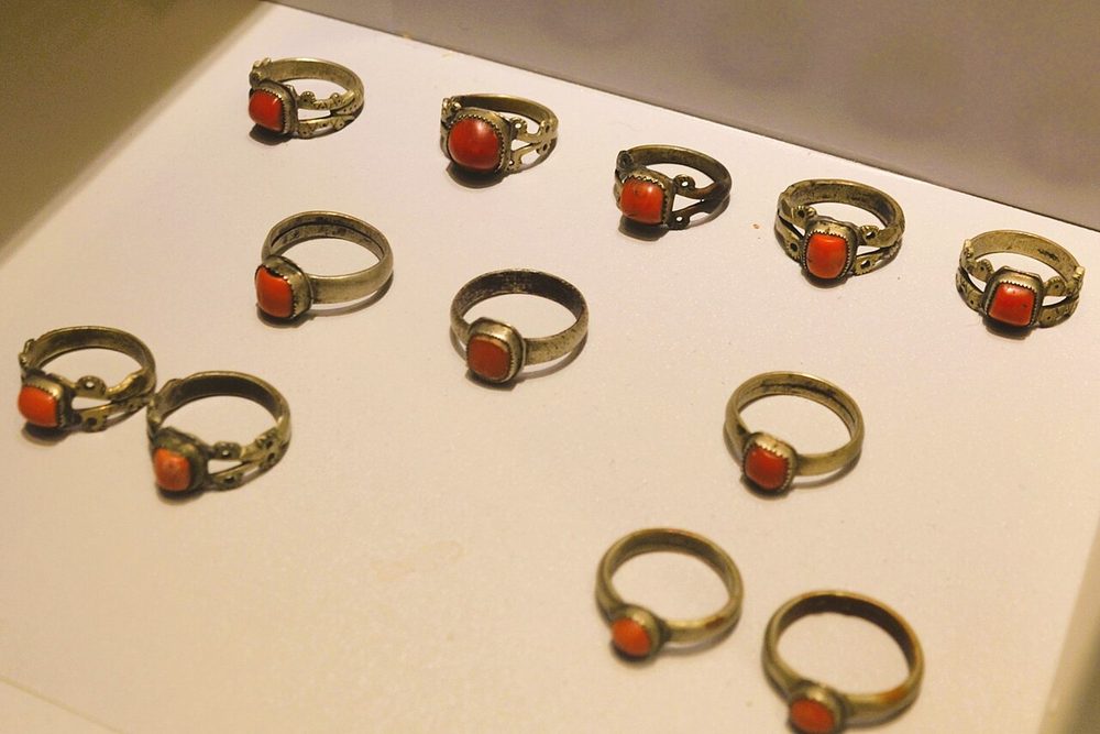 Серия колец с кораллом
